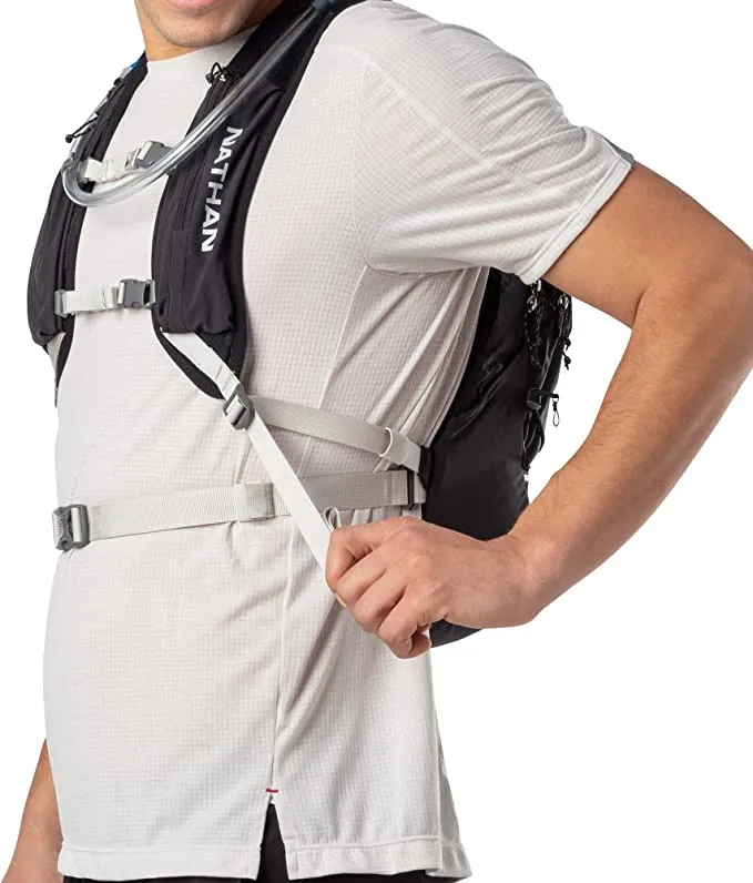 Nathan Crossover Pack 15L:Black/Vapor Grey