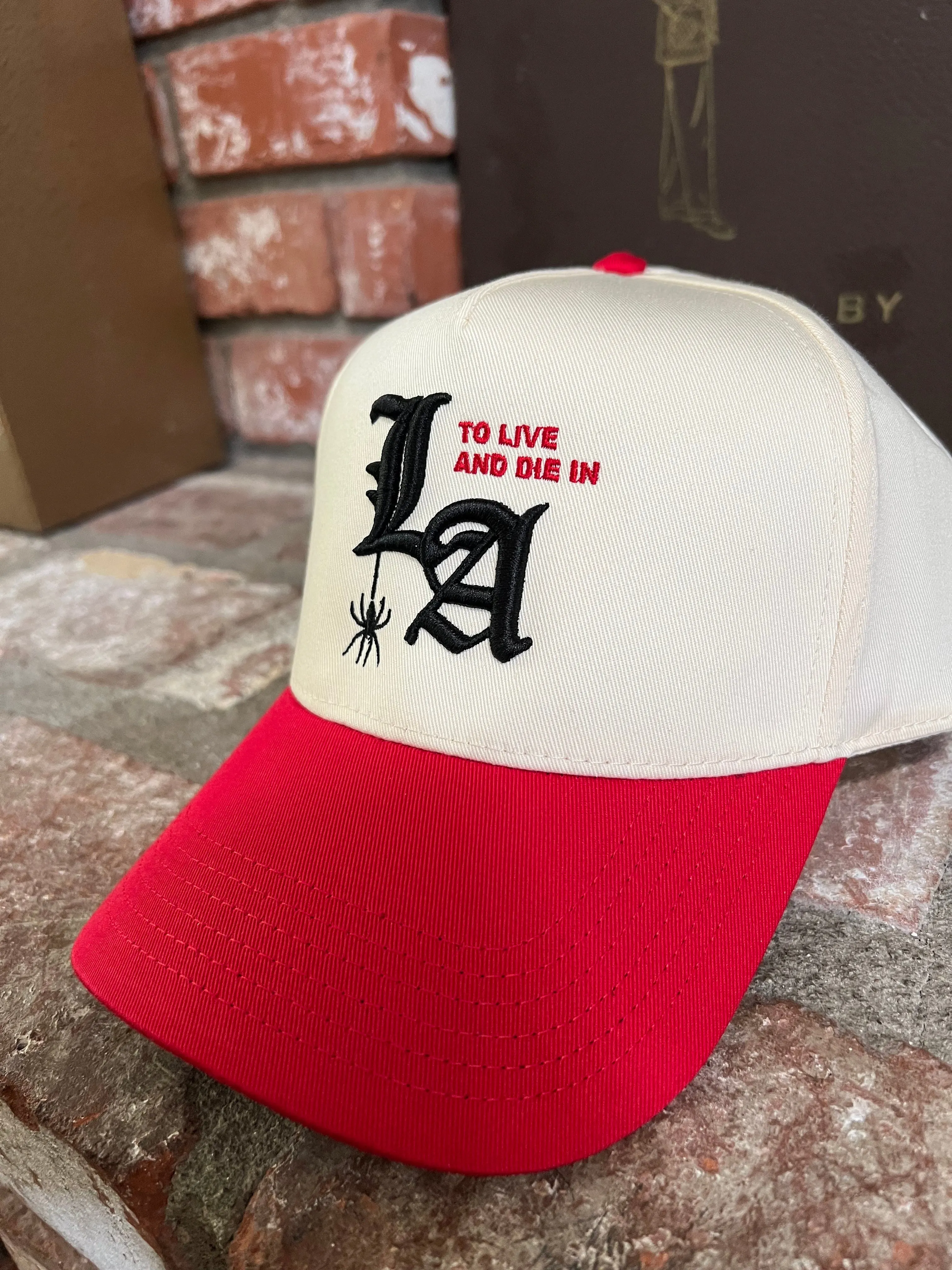 To live and Die in LA 5 Panel Snap Back Cap in Natural/Red