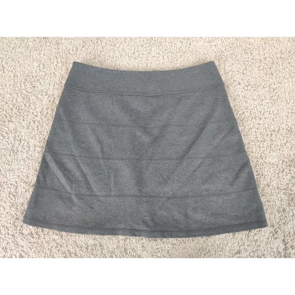 (V) Athleta Women skirt hiking running casual GRAY STRIPES sz MP
