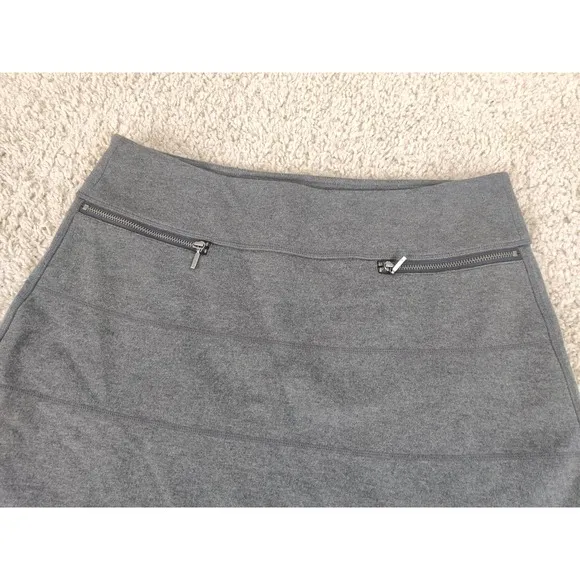 (V) Athleta Women skirt hiking running casual GRAY STRIPES sz MP