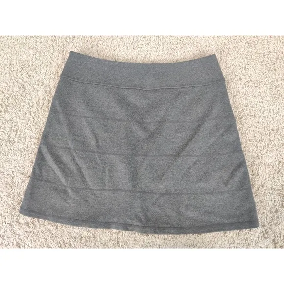 (V) Athleta Women skirt hiking running casual GRAY STRIPES sz MP